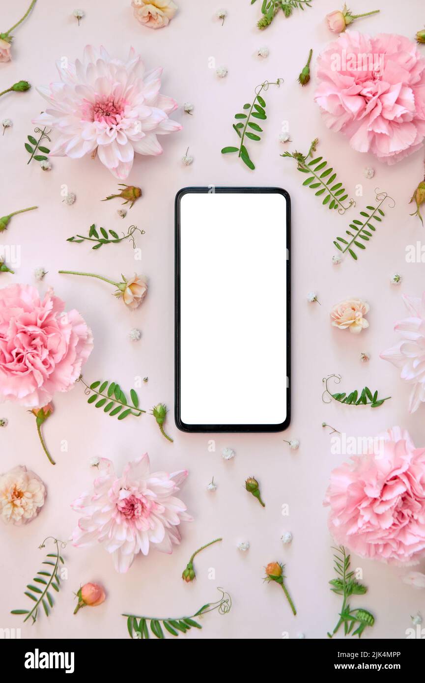 Handy-Mock-up-Bildschirm auf rosa Blumen weiß floralen Hintergrund. Flach liegend, vertikal Stockfoto