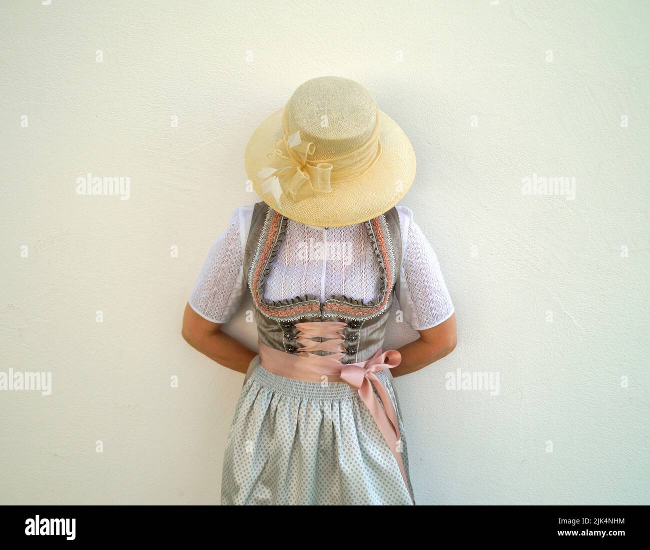 Eine Frau in einem schönen traditionellen bayerischen Dirndl-Kleid (oder Tracht) auf dem Oktoberfest (München, Bayern, Deutschland) Stockfoto