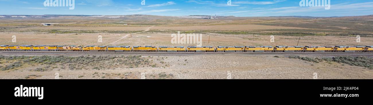 Kemmerer, Wyoming - Dutzende von Union Pacific Lokomotiven sind in der Wüste von Wyoming geparkt. Stockfoto