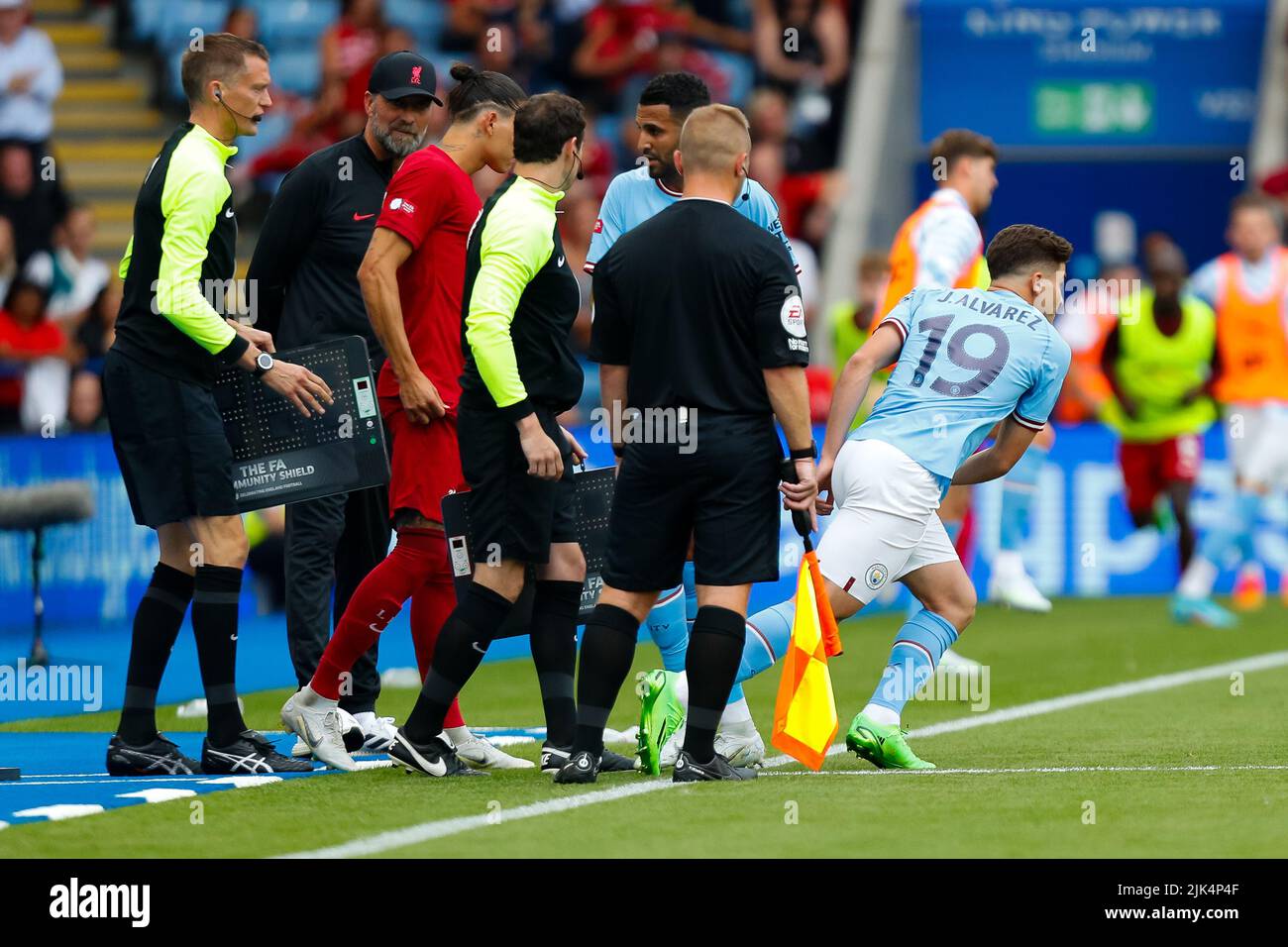 Leicester, Großbritannien. 30.. Juli 2022; The King Power Stadium, Leicester, Leicestershire, England; FA Community Shield, Liverpool versus Manchester City; Julian Alvarez von Manchester City tritt ins Feld Kredit: Action Plus Sports Images/Alamy Live News Stockfoto