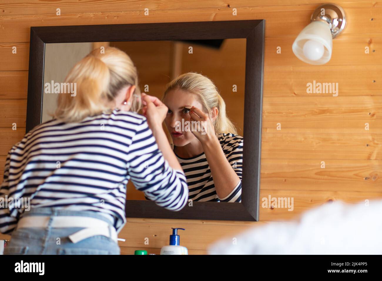 Haar Frau schönen Spiegel Trockner junges Haus mit Mädchen Pflege, für Schlag Frisur für Haartrockner von Hitze professionelle, Hintergrund-Gerät. Nass Stockfoto