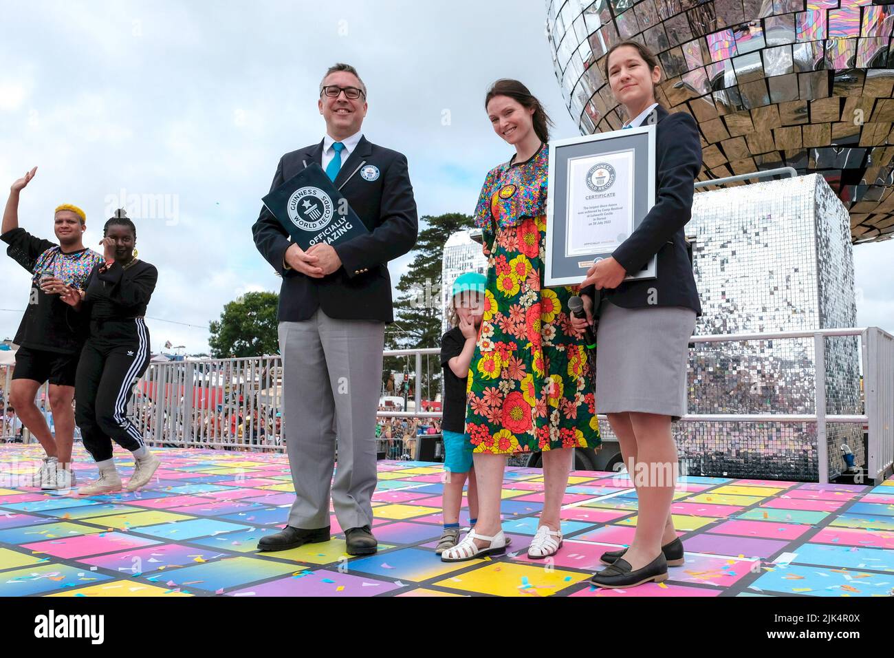 Lulworth, Großbritannien. 30.. Juli 2022. l-r der offizielle Jurist Jack Brockbank, die Sängerin Sophie Ellis Bextor und der Richter Anouk de Timary verleihen dem Camp Beestival mit Hilfe von Camp Beestival Dorset und Rob Da Bank eine Urkunde über den offiziellen Durchbruch des GUINNESS-WELTREKORDES für den größten Disco-Tanz. (Foto von Dawn Fletcher-Park/SOPA Images/Sipa USA) Quelle: SIPA USA/Alamy Live News Stockfoto