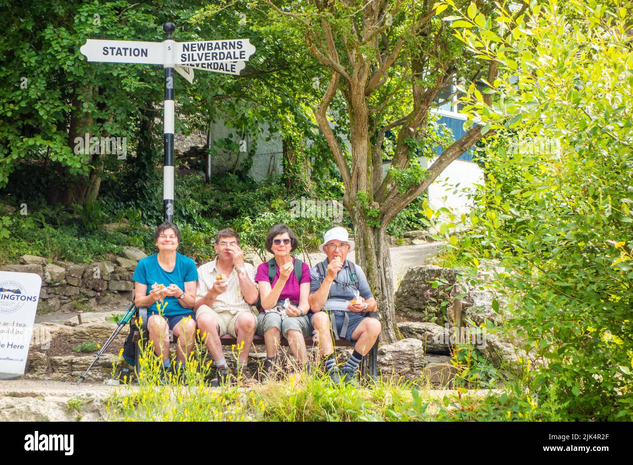 Menschen, die die Sommersonne des Jahres 2022 im Ferienort Cumbria in Arnside im Norden von Morecambe Bay in Großbritannien genießen Stockfoto