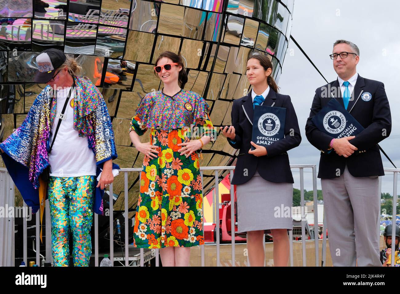 Lulworth, Großbritannien. 30.. Juli 2022. l-r Rob Da Bank, Festivalorganisator, Sophie Ellis-Bextor Anouk de Timary, Jack Brockbank auf der Bühne, die offiziell den GUINNESS-WELTREKORDTITEL für das größte Disco Dance Camp Befestival Dorset bricht, (Foto: Dawn Fletcher-Park/SOPA Images/Sipa USA) Quelle: SIPA USA/Alamy Live News Stockfoto