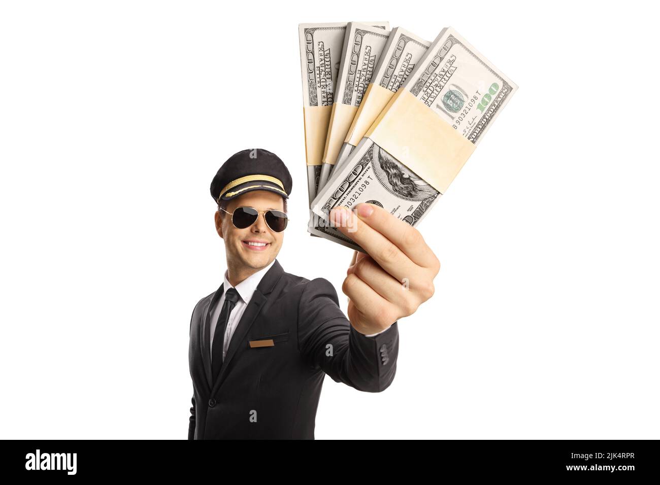Professioneller Chauffeur in einer Uniform, der Geld hält und isoliert auf weißem Hintergrund lächelt Stockfoto