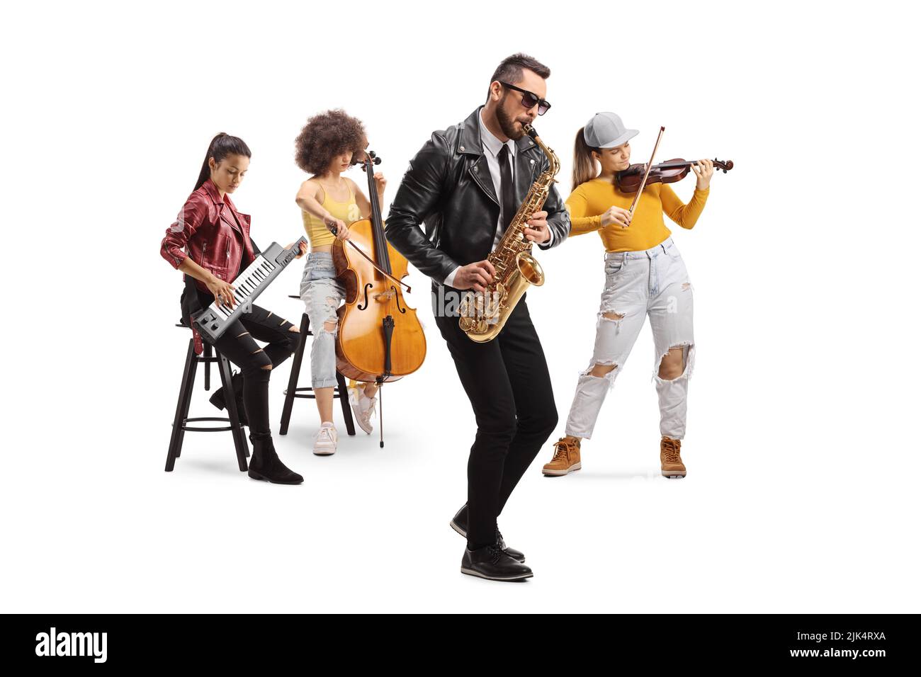 Musikband bestehend aus Musikerinnen auf Cello, Violine und Keytar und einem Mann mit einem Saxophon, isoliert auf weißem Hintergrund Stockfoto