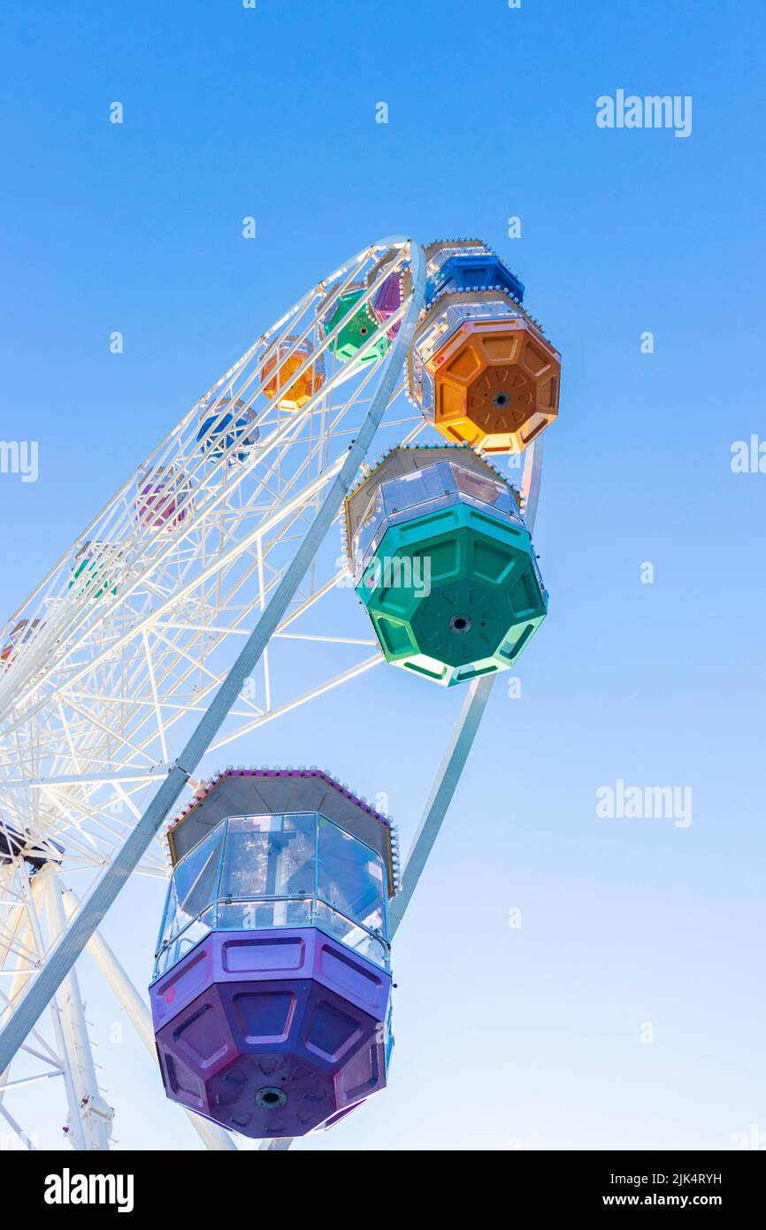 Riesenrad oder Riesenrad mit farbenfrohen Kabinen oder Gondeln an der Strandpromenade in Bournemouth Dorset UK Stockfoto