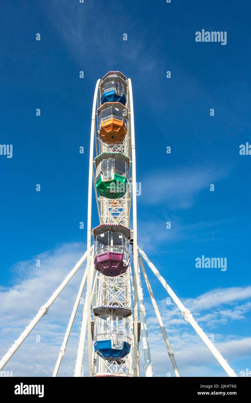 Riesenrad oder Riesenrad mit farbenfrohen Kabinen oder Gondeln an der Strandpromenade in Bournemouth Dorset UK Stockfoto