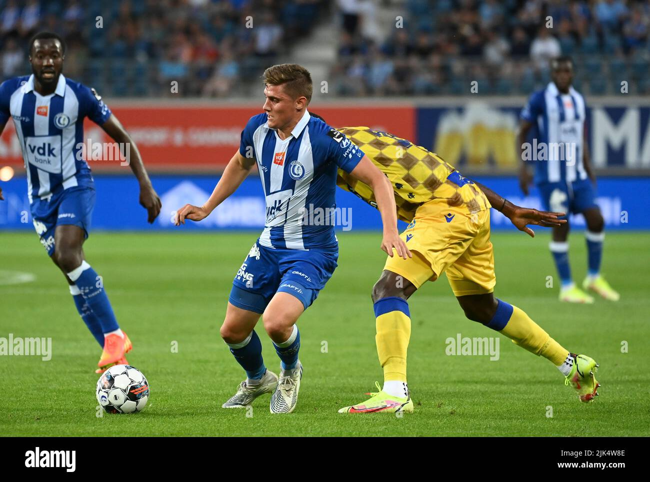 Gents Alessio Castro-Montes und STVV's Frank Boya kämpfen am Samstag, den 30. Juli 2022, in Gent, am 2/34. Tag der ersten Division der belgischen Meisterschaft 2022-2023, um den Ball bei einem Fußballspiel zwischen KAA Gent und Sint-Truidense VV. BELGA FOTO JOHN THYS Stockfoto