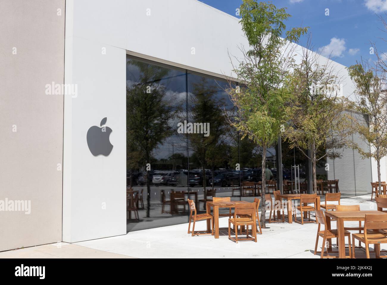 Indianapolis - Circa Juli 2022: Apple Store Retail Mall Location. Apple verkauft und beliefert iPhones, iPads, iMacs und Macintosh-Computer. Stockfoto