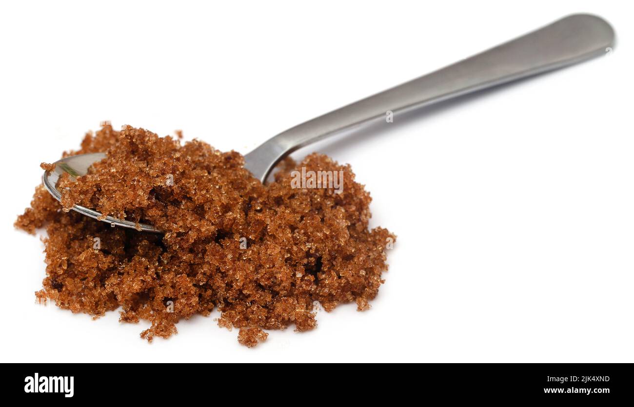 Brauner Zucker mit Löffel Nahaufnahme auf weißem Hintergrund Stockfoto