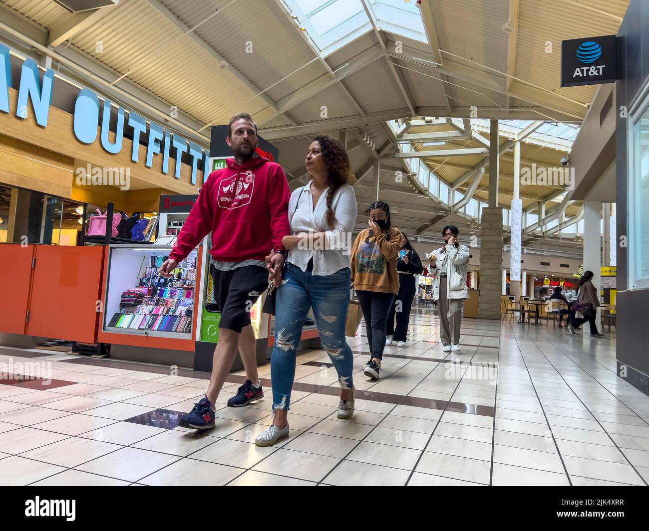 Lynnwood, WA USA - ca. Juni 2022: Weitwinkelansicht von Menschen, die in der Alderwood Mall einkaufen. Stockfoto