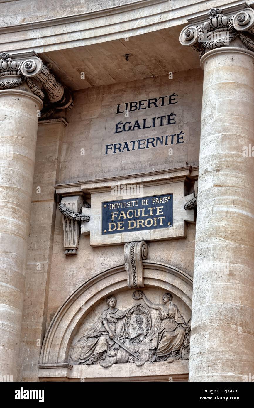 Paris, Frankreich - 8. Juni 2019: Juraschule der Universität Paris, Sorbonne, mit dem Motto "Freiheit, Brüderlichkeit, Gleichheit" Stockfoto