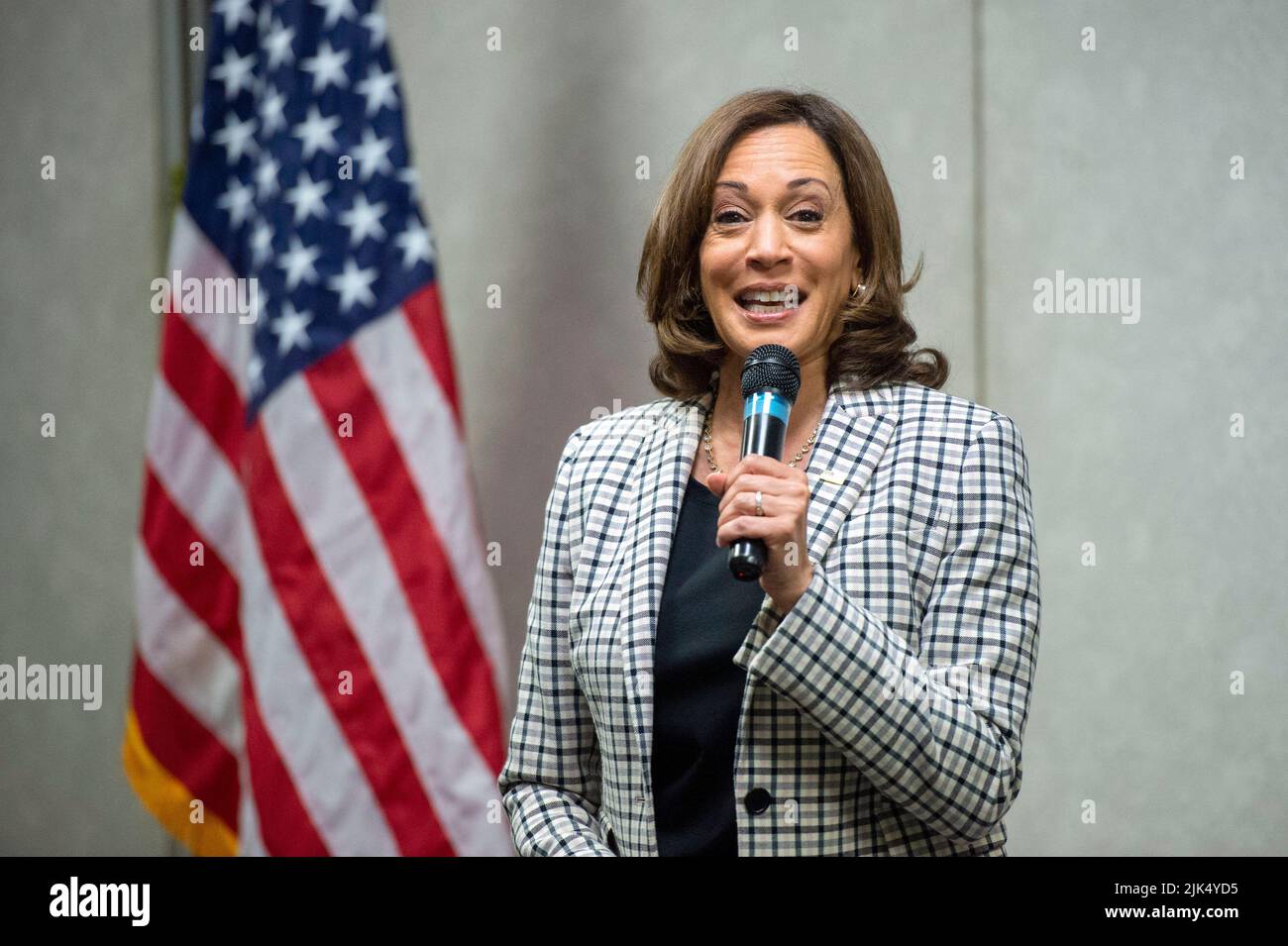 Die US-Vizepräsidentin Kamala Harris spricht mit Mitarbeitern und Freiwilligen des Demokratischen Nationalkomitees, um am Samstag, dem 30. Juli 2022, in Washington, DC, 100 Tage nach den Midterms zu gedenken. (Foto von Bonnie Cash/Pool/ABACAPRESS.COM) Stockfoto