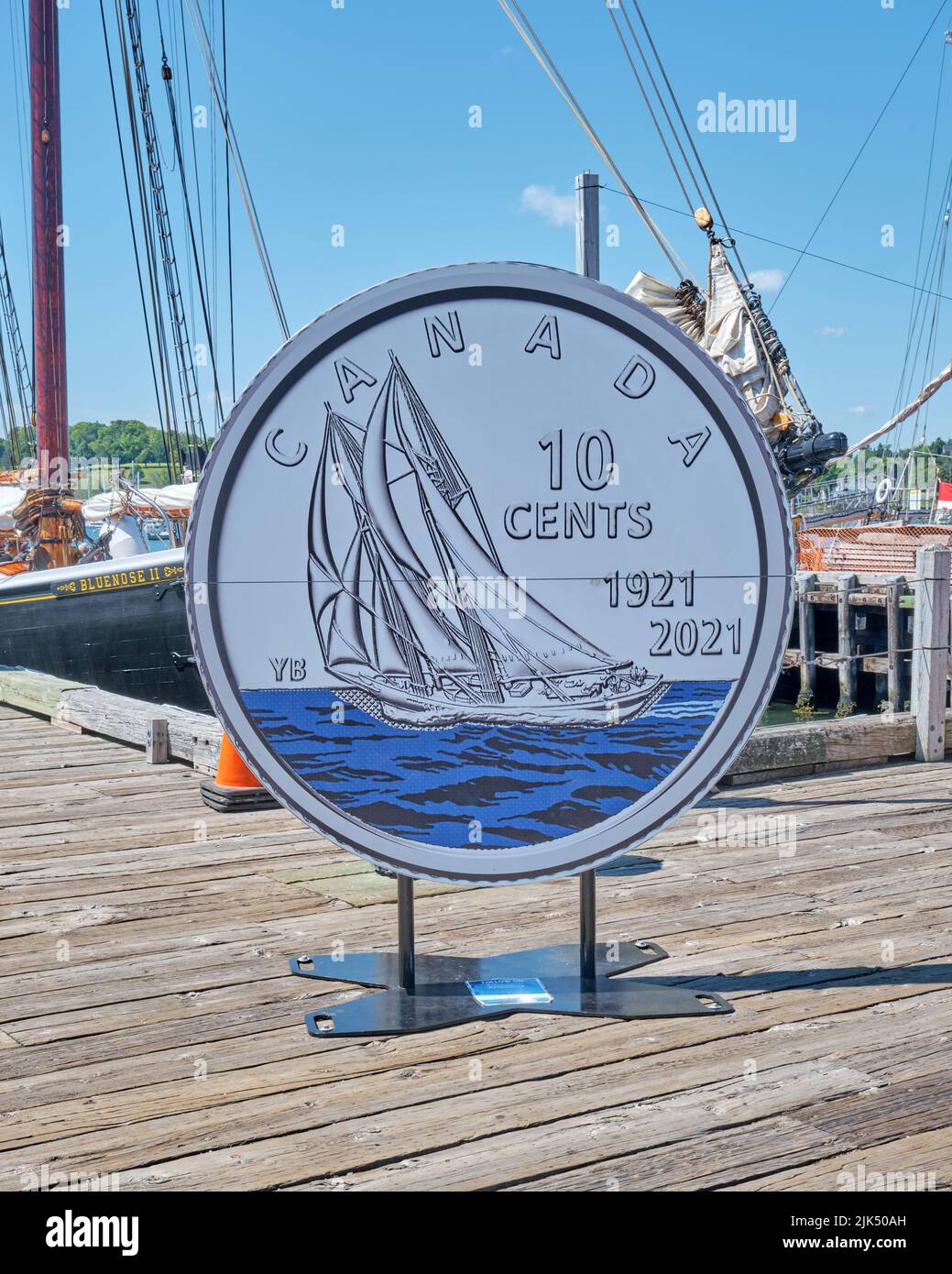 Der Bluenose war ein Fischerei- und Rennschoner, der zu einem ikonischen Symbol von Nova Scotia und Kanada wurde. Dieser überlebensgroße kanadische Cent wird gefunden Stockfoto