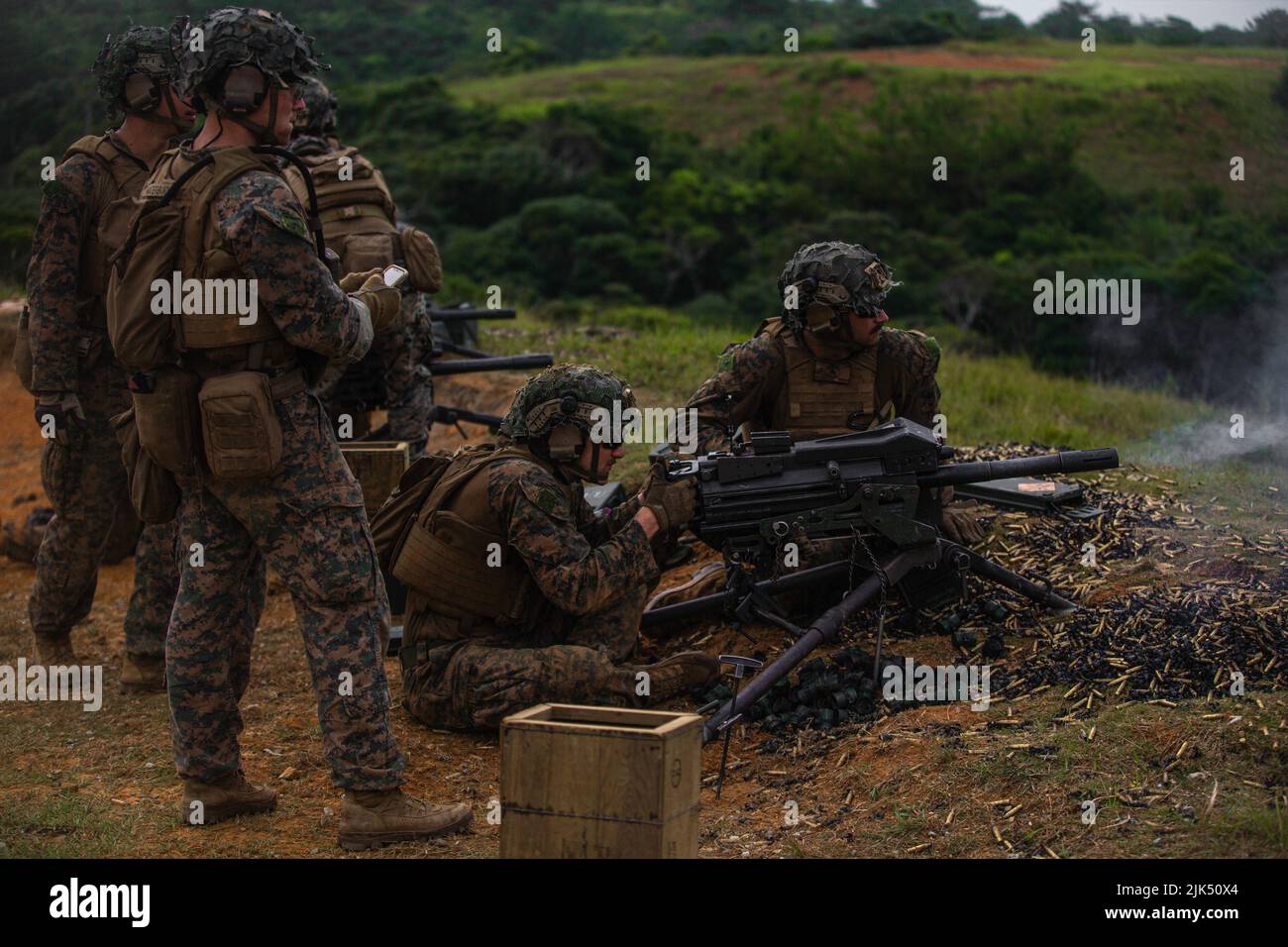 US-Marineinfanteristen mit 3D Bataillons und 2D Marineinfanteristen feuern während eines Kurses für taktische Anführer kleiner Einheiten auf Lager Schwab, Okinawa, Japan, 28. Juli 2022, einen MK19-Granatenwerfer. Dieses Training verbesserte die Fähigkeiten der Marines auf taktischer Ebene und entwickelte die Führung kleiner Einheiten. 3/2 wird im Rahmen des Unit Deployment Program im Indo-Pazifik unter 4. Marines, 3D Marine Division, eingesetzt. (USA Marine Corps Foto von CPL. Diana Jimenez) Stockfoto