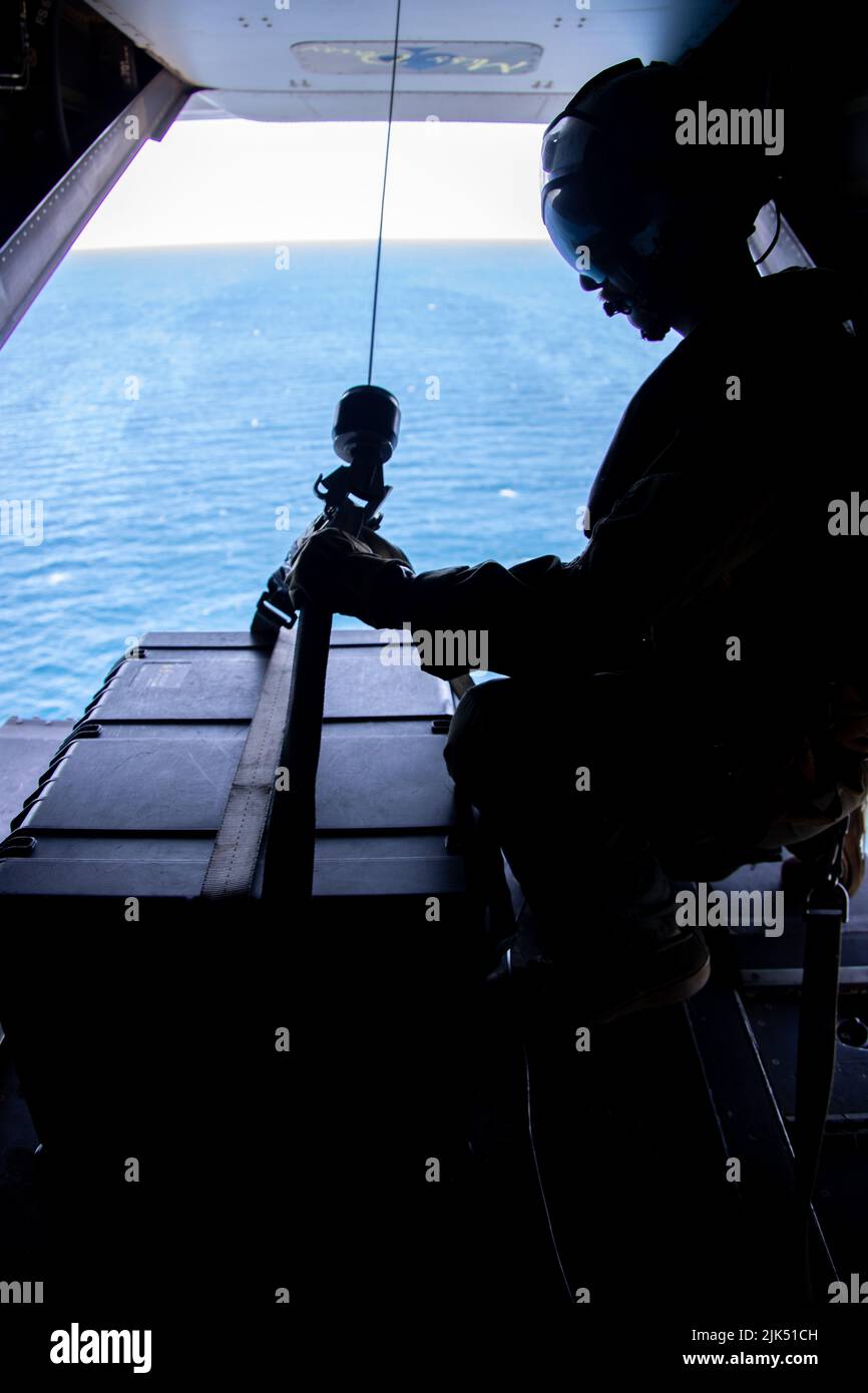 U.S. Marine Corps CPL. Bailey Guess, Crewchef bei Marine Medium Tiltrotor Squadron 165, Marine Aircraft Group 16, 3. Marine Aircraft Wing, sichert sich einen Versorgungsabfall nahe der Küste von Kalifornien, 26. Juli 2022. Das U.S. Marine Corps MV-22B Osprey erhöht die Überlebensfähigkeit, die Reichweite und die Letalität eines nach vorne eingesetzten Marineschiffs durch Nachversorgungsmissionen. (USA Marine Corps Foto von Lance CPL. Daniel Childs) Stockfoto