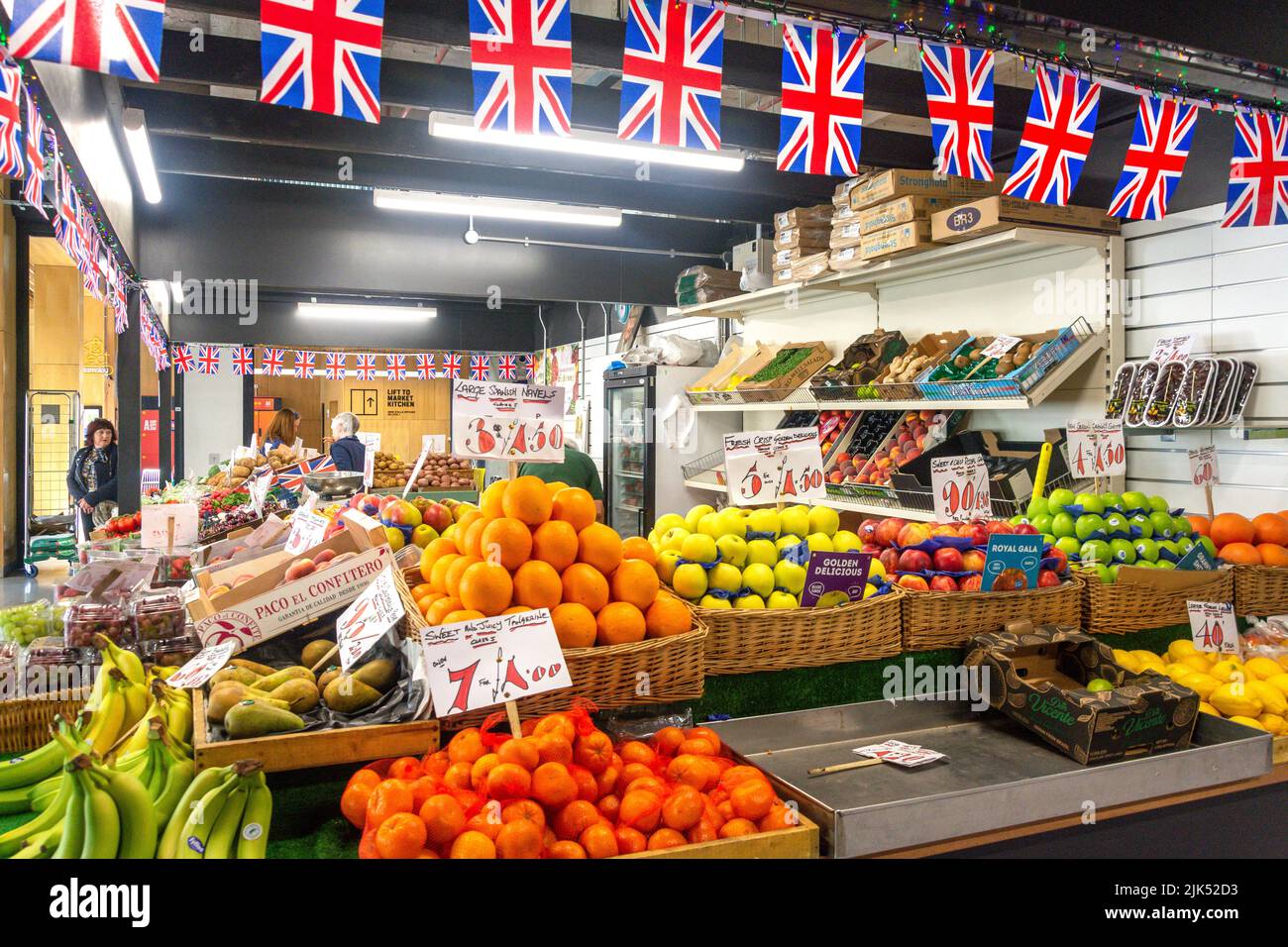 Obst- und Gemüsestände in Barnsley Markets, May Day Green, Barnsley, South Yorkshire, England, Vereinigtes Königreich Stockfoto