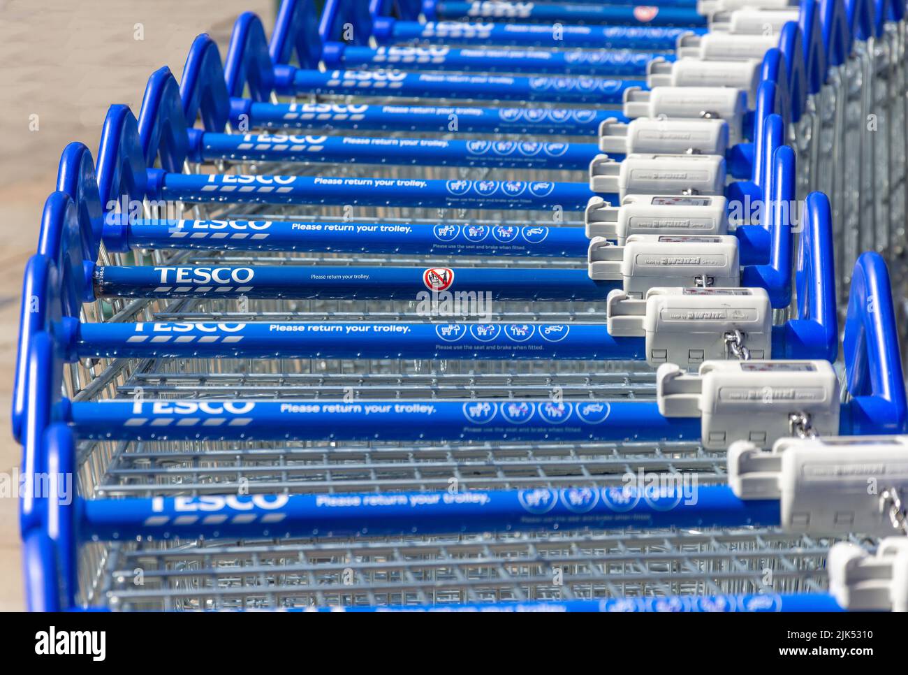 Stapel von Tesco Supermarktwagen, High Street, Egham, Surrey, England, Vereinigtes Königreich Stockfoto