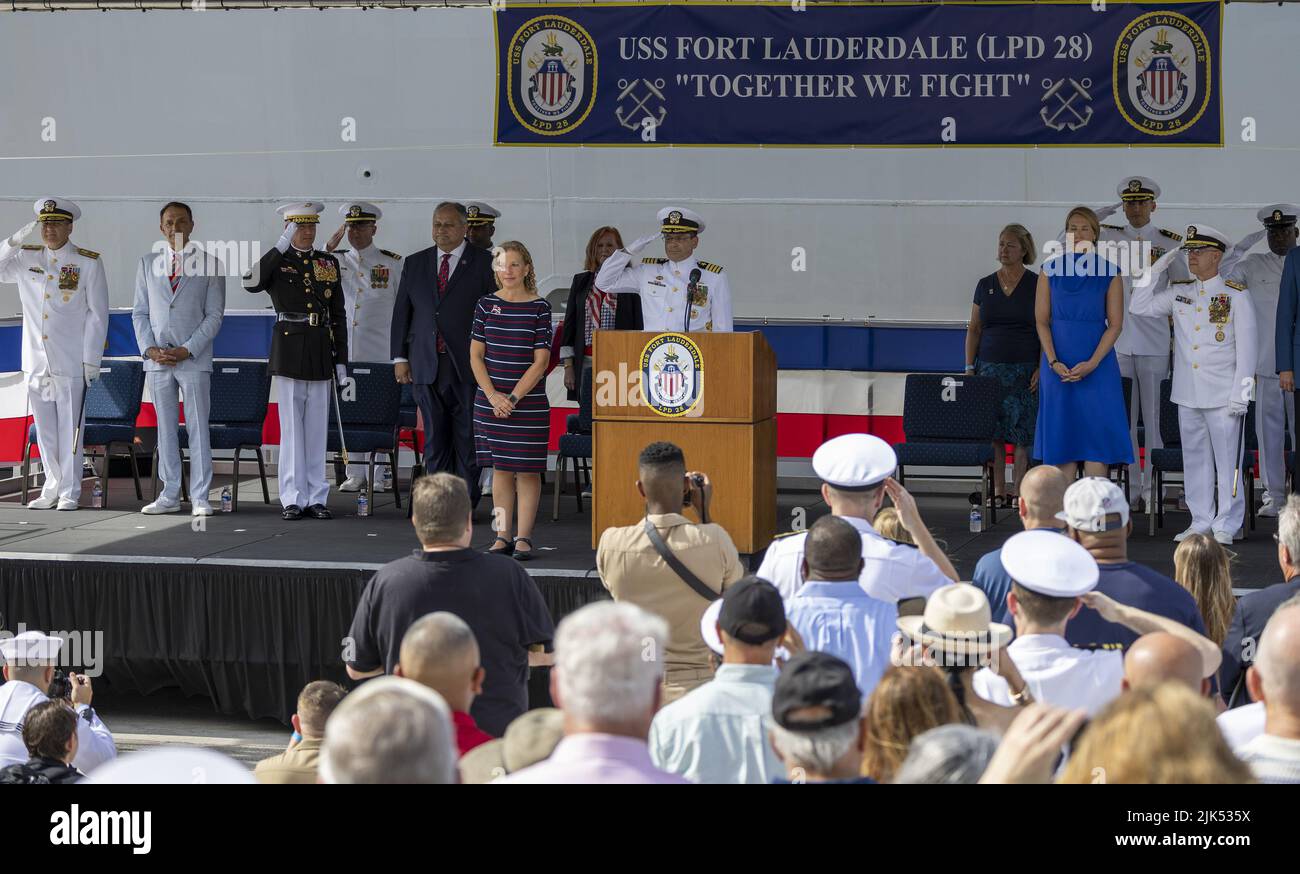 Fort Lauderdale, Florida, USA. 30.. Juli 2022. Das Spielen der Nationalhymne als Gäste steht zu Beginn der Inbetriebnahmezeremonie für die USS Fort Lauderdale (LPD 28), Port Everglades, Florida.die USS Fort Lauderdale (LPC28) ist ein Amphibientransportschiff der San Antonio-Klasse. LPDs werden zum Transport und zur Landung von Marineinfanlagen, deren Ausrüstung und Vorräten über das Bordlandflugzeug (LCAC) oder konventionelle Landungsfahrzeuge und Amphibienfahrzeuge (AAV), ergänzt durch Hubschrauber oder vertikale Start- und Landeflugzeuge (MV 22), verwendet. Kredit: UPI/Alamy Live Nachrichten Stockfoto