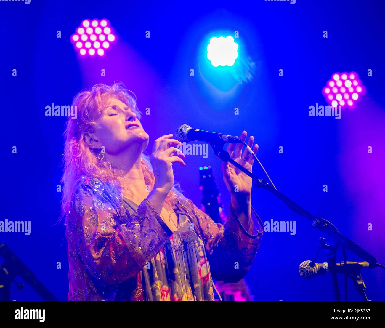 Sidmouth 30. July 2022 der schottische Singer Songwriter Eddi Reader steht am Samstagabend beim Sidmouth Folk Festival an der Spitze. Tony Charnock/Alamy Live News Stockfoto