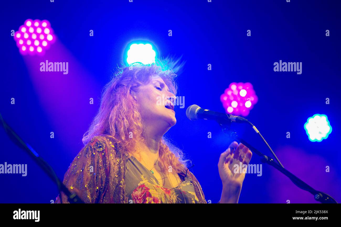Sidmouth 30. July 2022 der schottische Singer Songwriter Eddi Reader steht am Samstagabend beim Sidmouth Folk Festival an der Spitze. Tony Charnock/Alamy Live News Stockfoto