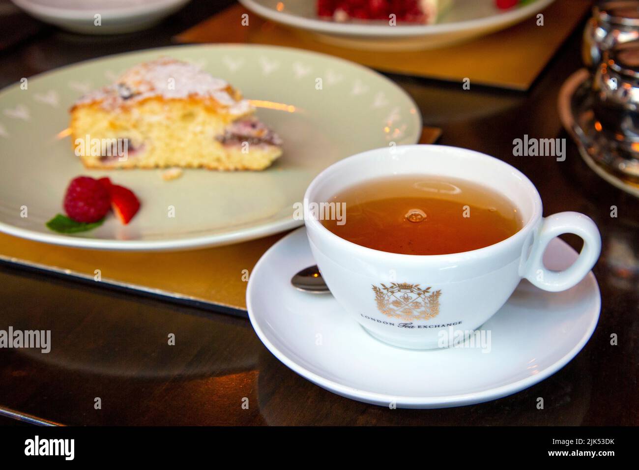 Tee und Kuchen im Teehaus London Tea Exchange in der Brick Lane, London, Großbritannien Stockfoto