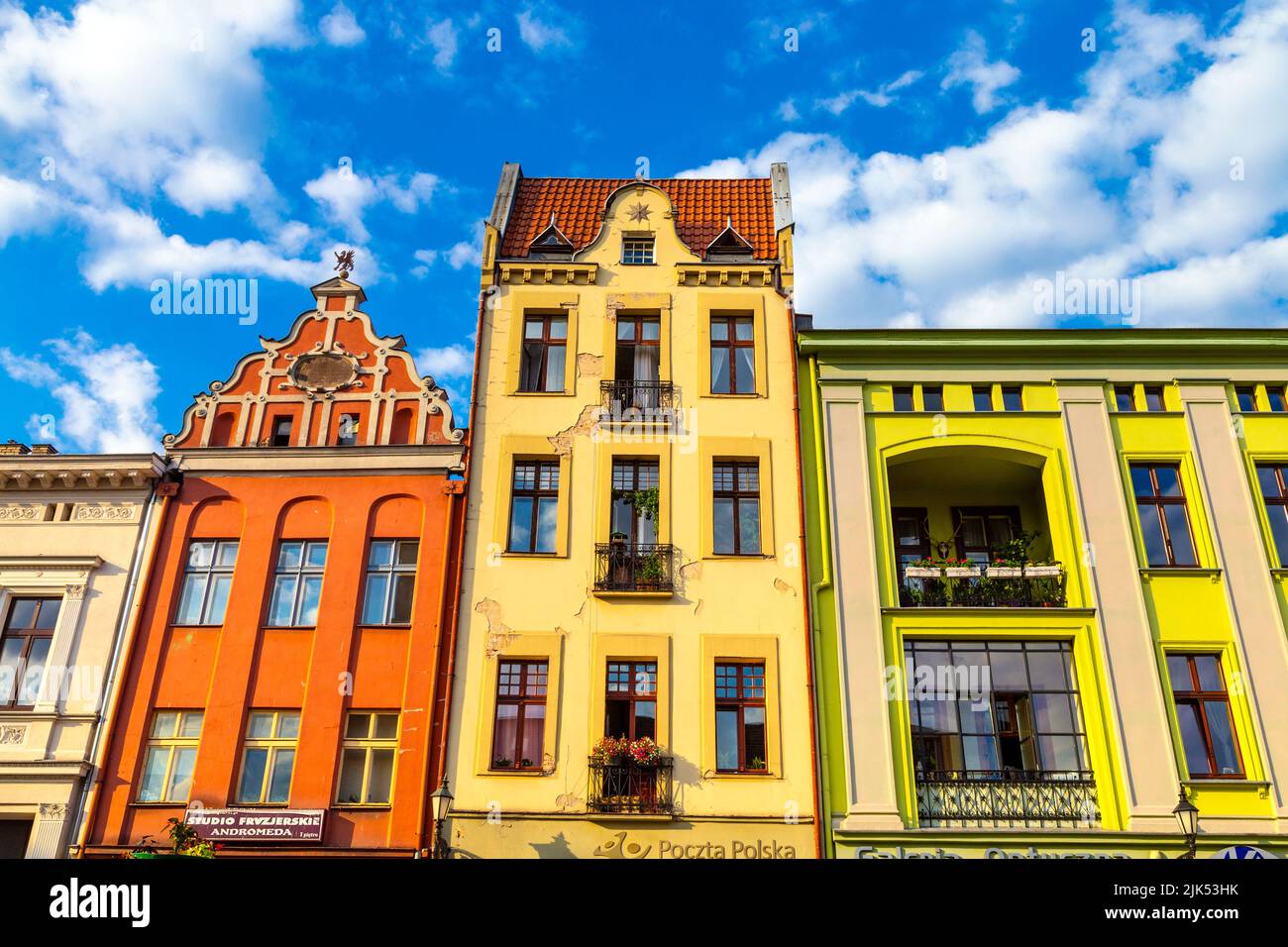 Farbenfrohe Mietshäuser am Rynek Nowomiejski (Marktplatz der Neustadt) in Torun, Polen Stockfoto