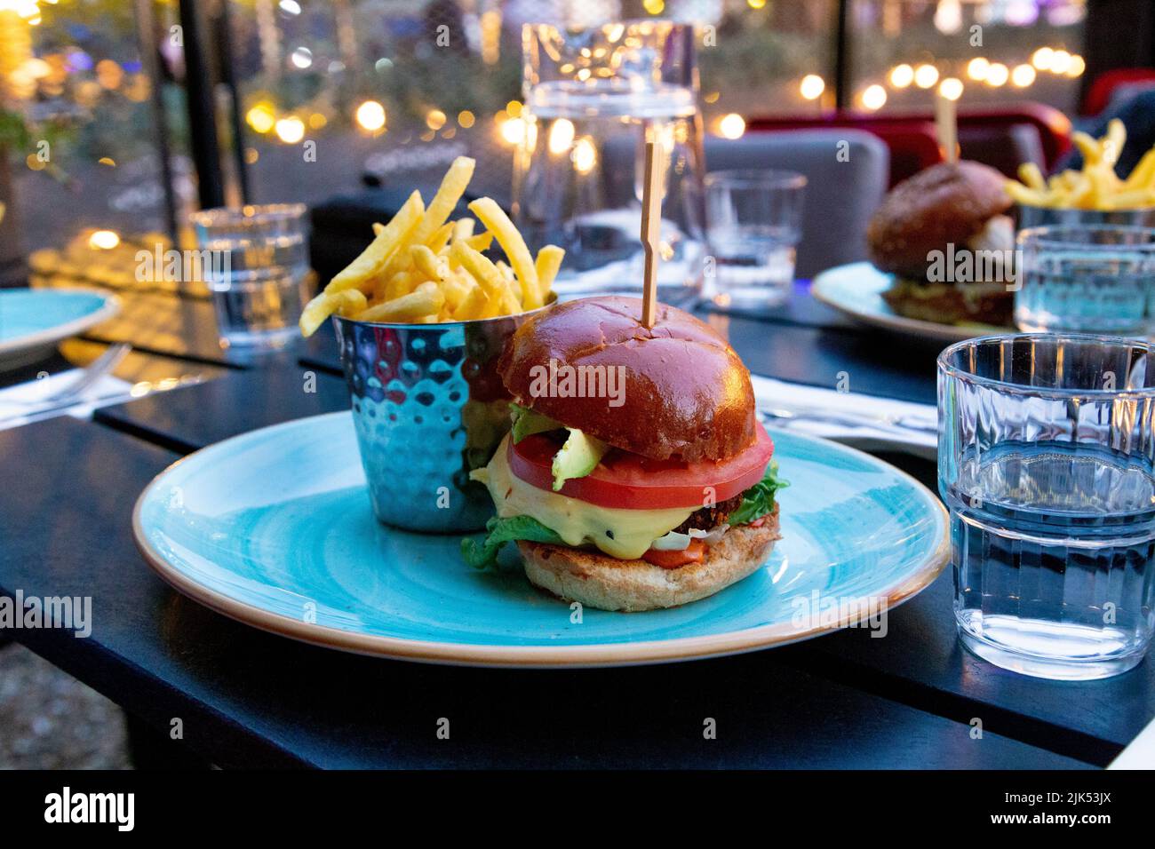 Veganer Katsu Burger und Chips bei Burger & Lobster, West India Quay, Canary Wharf, London, Großbritannien Stockfoto