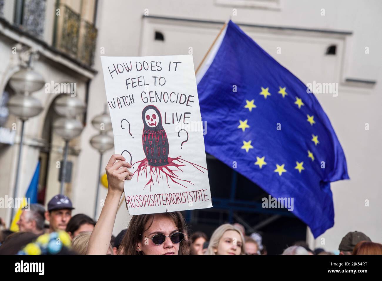 München, Bayern, Deutschland. 30.. Juli 2022. Ein ukrainischer Demonstrator in München fordert die Welt auf, sich zu fragen, ob sie einen Völkermord in der Ukraine beobachten. Nach einem schockierenden Video, in dem ein gebundener ukrainischer Soldat von russischen Invasionskräften kastriert wurde, und einem Streik, bei dem mindestens 40 Kriegsgefangene getötet wurden, protestierten die Ukrainer gegen die Gräueltaten der russischen Streitkräfte und forderten die alliierten Länder auf, mehr für Hör auf. zu tun (Bild: © Sachelle Babbar/ZUMA Press Wire) Stockfoto