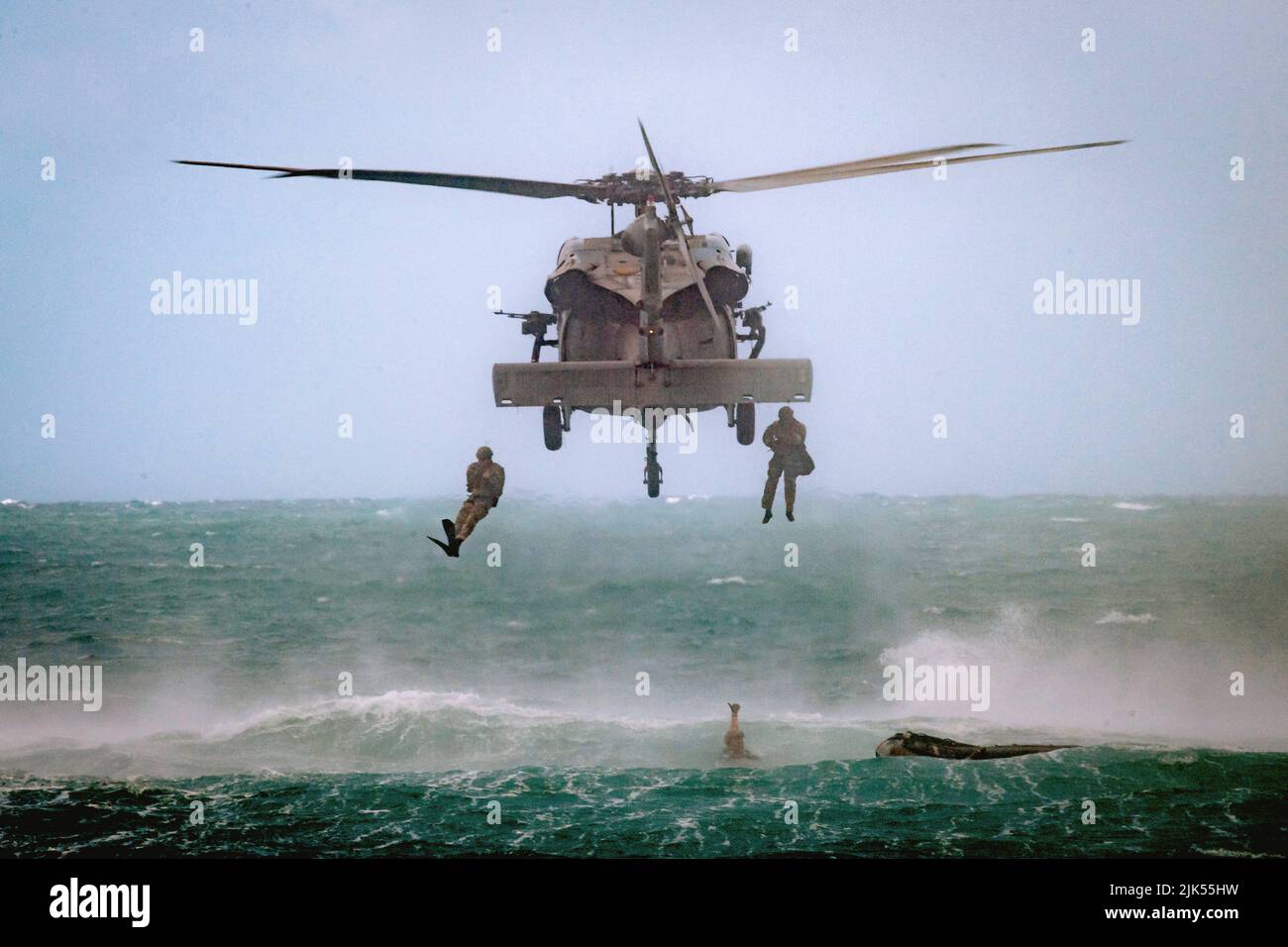 20. Juli 2022 - MARINE CORPS TRAINING AREA BELLO, Hawaii, USA - U.S. Army Special Operations Forces und republikanische Robben führen während des Rim of the Pacific (RIMPAC) 2022, 20. Juli 2022, Hubschrauberabguss- und Militäroperationen auf urbanem Gelände durch. 26 Nationen, 38 Schiffe, drei U-Boote, mehr als 170 Flugzeuge und 25.000 Mitarbeiter nehmen vom 29. Juni bis zum 4. August an RIMPAC in und um die Hawaii-Inseln und Südkalifornien Teil. RIMPAC, die weltweit größte internationale maritime Übung, bietet eine einzigartige Ausbildungsmöglichkeit und fördert und unterstützt dabei die Zusammenarbeit Stockfoto