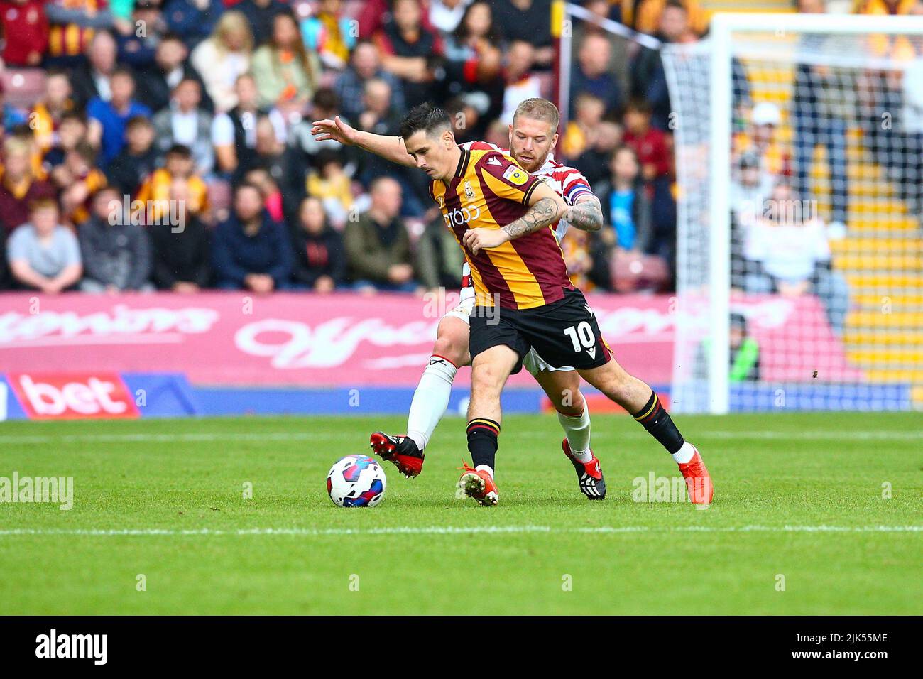 The University of Bradford Stadium, Bradford, England - 30.. Juli 2022 Jamie Walker (10) aus Bradford und Adam Clayton (8) aus Doncaster kämpfen um den Ball - während des Spiels Bradford City gegen Doncaster Rovers, Sky Bet League Two, 2022/23, The University of Bradford Stadium, Bradford, England - 30.. Juli 2022 Credit: Arthur Haigh/WhiteRoseFotos/Alamy Live News Stockfoto