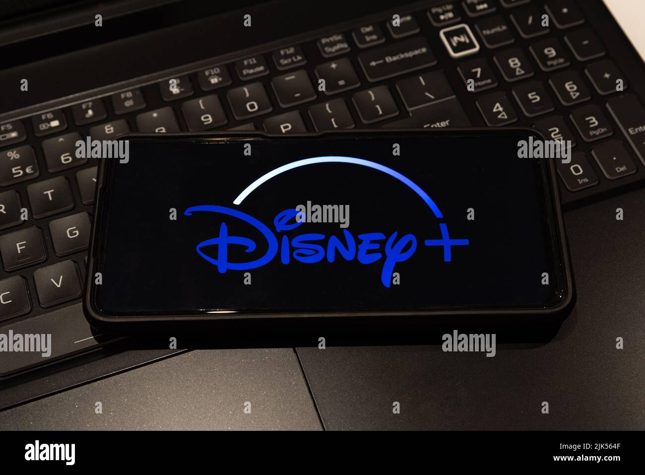 disney-Logo auf Handy, Hintergrund ist eine Tastatur, Sydney Australien Juli 30 2022 Stockfoto