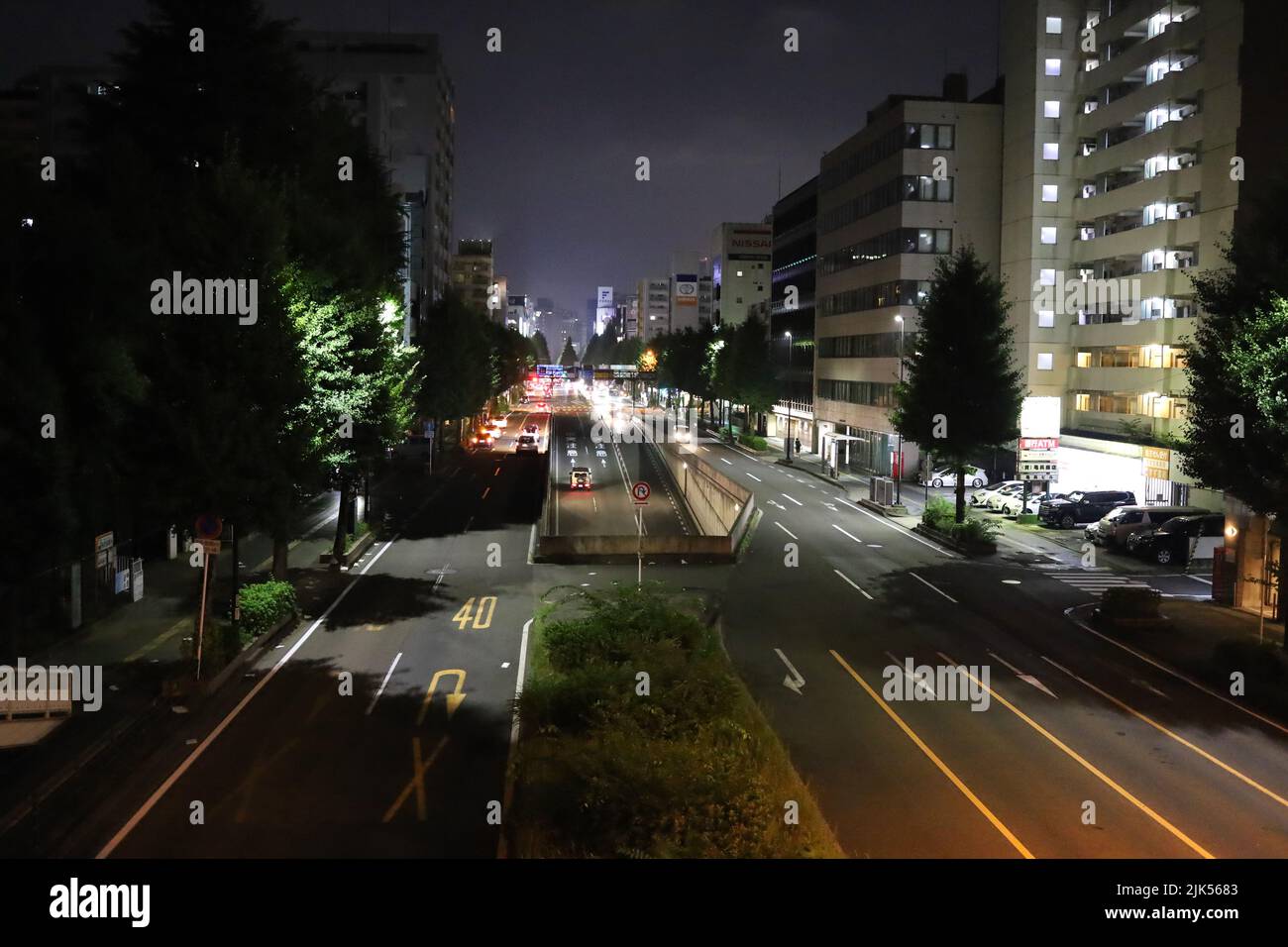Sendai, Miyagi, Japan, Juli 2022.Ein Auto, das nachts aus dem Kawauchi-Tunnel fährt. Stockfoto