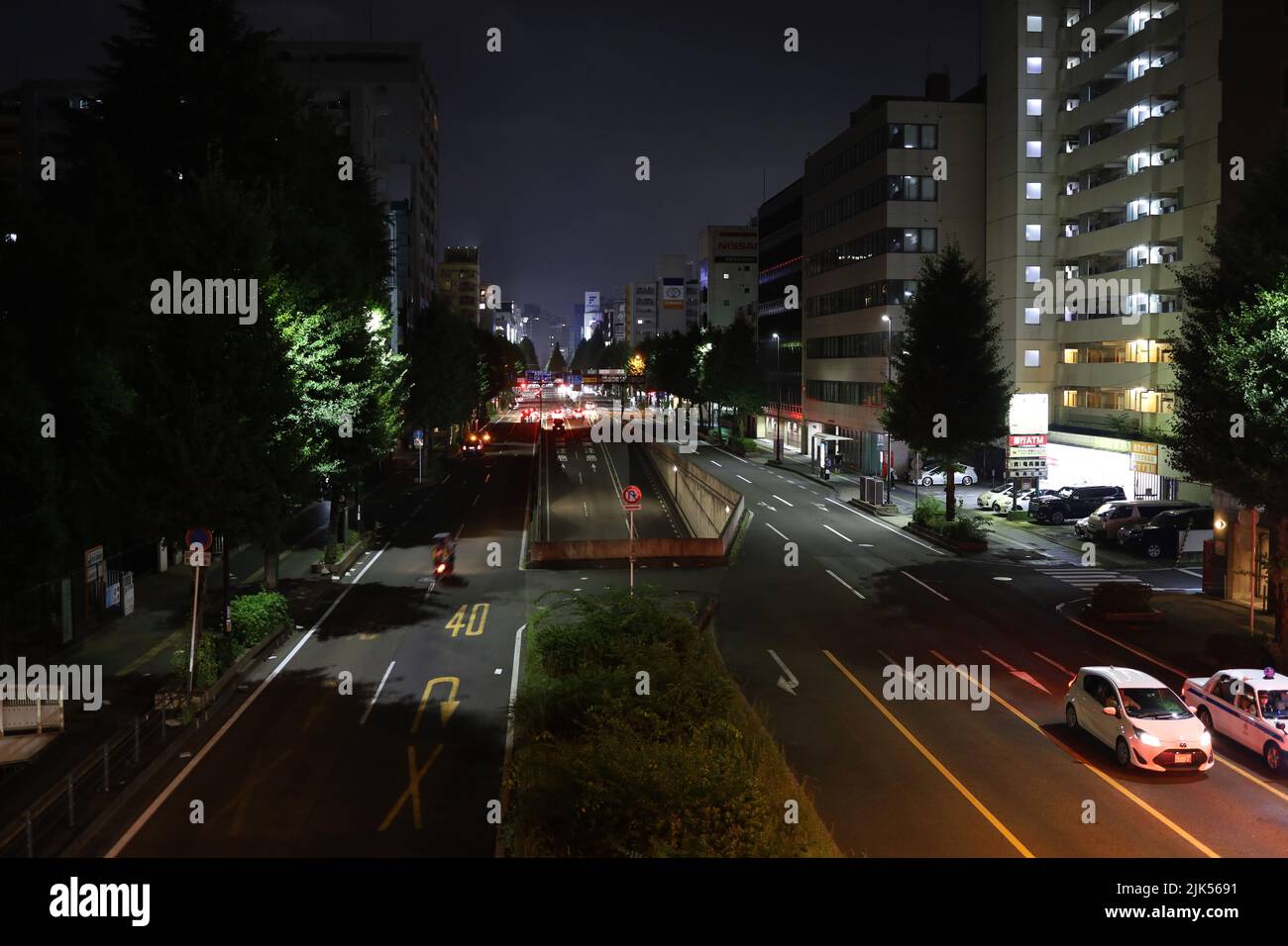 Sendai, Miyagi, Japan, Juli 2022.Ein Auto, das nachts aus dem Kawauchi-Tunnel fährt. Stockfoto