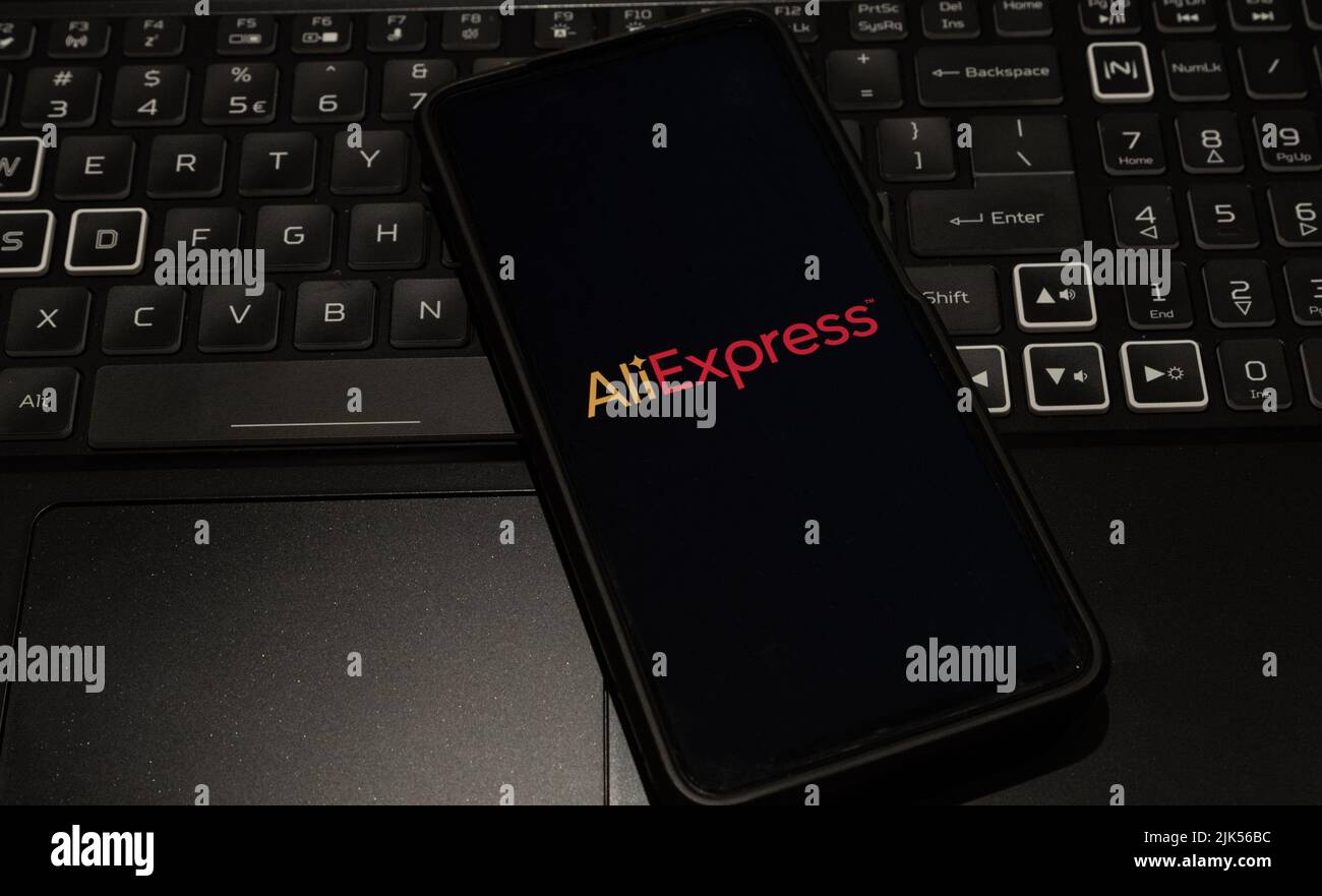 aliexpress-Logo auf Handy, Hintergrund ist eine Tastatur, Sydney Australien Juli 30 2022 Stockfoto