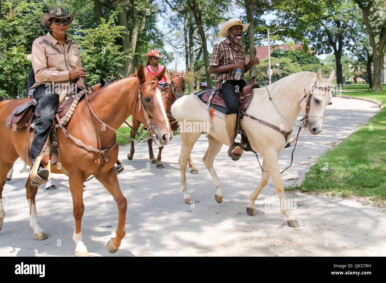 Reiter und ihre Pferde nehmen am Gruppenritt zum Lakefront und zurück Teil, während der jährlichen High Noon Ride 33. im Washington Park, Chicago USA, am 30. Juli 2022. Dies ist eine Wiedervereinigung von Chicagos „Black Cowboys“, die seit 1989 vom Broken Arrow Riding Club organisiert wird. Diese Cowboys und Cowgirls bringen ihre Pferde zum Washington Park für eine Gruppenfahrt zum Lakefront und zurück. Diese Zusammenkunft und Ausritt ist ein Beispiel für ihre geschichtsträchige Kultur und eine Chance, junge Kinder mit Pferden vertraut zu machen. (Foto: Alexandra Buxbaum/Sipa USA) Stockfoto