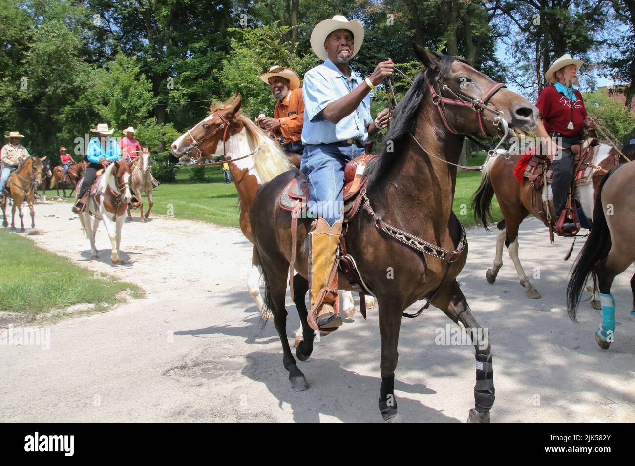 Reiter und ihre Pferde nehmen am Gruppenritt zum Lakefront und zurück Teil, während der jährlichen High Noon Ride 33. im Washington Park, Chicago USA, am 30. Juli 2022. Dies ist eine Wiedervereinigung von Chicagos „Black Cowboys“, die seit 1989 vom Broken Arrow Riding Club organisiert wird. Diese Cowboys und Cowgirls bringen ihre Pferde zum Washington Park für eine Gruppenfahrt zum Lakefront und zurück. Diese Zusammenkunft und Ausritt ist ein Beispiel für ihre geschichtsträchige Kultur und eine Chance, junge Kinder mit Pferden vertraut zu machen. (Foto: Alexandra Buxbaum/Sipa USA) Stockfoto