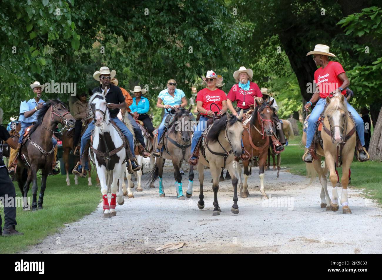 Reiter und ihre Pferde nehmen am Gruppenritt zum Lakefront und zurück Teil, während der jährlichen High Noon Ride 33. im Washington Park, Chicago USA, am 30. Juli 2022. Dies ist eine Wiedervereinigung von Chicagos „Black Cowboys“, die seit 1989 vom Broken Arrow Riding Club organisiert wird. Diese Cowboys und Cowgirls bringen ihre Pferde zum Washington Park für eine Gruppenfahrt zum Lakefront und zurück. Diese Zusammenkunft und Ausritt ist ein Beispiel für ihre geschichtsträchige Kultur und eine Chance, junge Kinder mit Pferden vertraut zu machen. (Foto: Alexandra Buxbaum/Sipa USA) Stockfoto