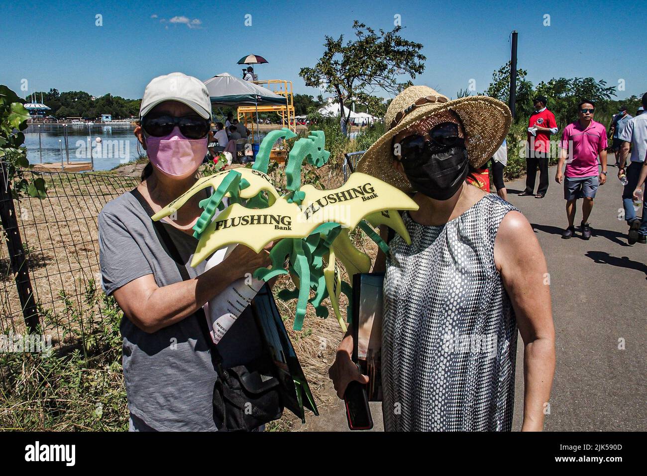 Queens, New York, USA. 30.. Juli 2022. Nach einer 2-jährigen Pause begann das Hong Kong Dragon Festival in NY (HKDBF NY) am Meadow Lake in Flushing Meadows Corona Park, Queens. Die zweitägige Veranstaltung feiert den 30.. Jahrestag der Veranstaltung sowie das Jahr des Tigers. (Bild: © Bianca Otero/ZUMA Press Wire) Stockfoto