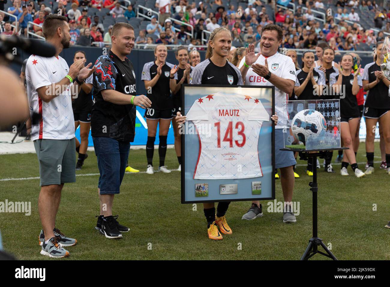 Alyssa Mautz (4 Chicago Red Stars) posiert mit ihrer Familie während ihrer Pensionierungszeremonie vor dem NWSL-Fußballspiel zwischen den Chicago Red Stars und dem San Diego Wave FC am Samstag, dem 30. Juli 2022 im Soldier Field, Chicago USA. (KEINE KOMMERZIELLE NUTZUNG). (Foto: Shaina Benhiyoun/Sports Press Photo/C - EINE STUNDE DEADLINE - NUR FTP AKTIVIEREN, WENN BILDER WENIGER ALS EINE STUNDE ALT sind - Alamy) Stockfoto