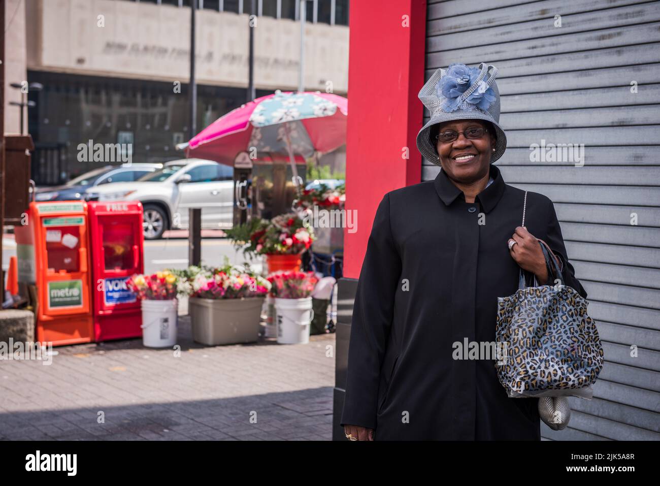 New York, NY/USA - 05-07-2016: Afroamerikanische Frau in schickem Hut und Kirchenkleidung. Stockfoto