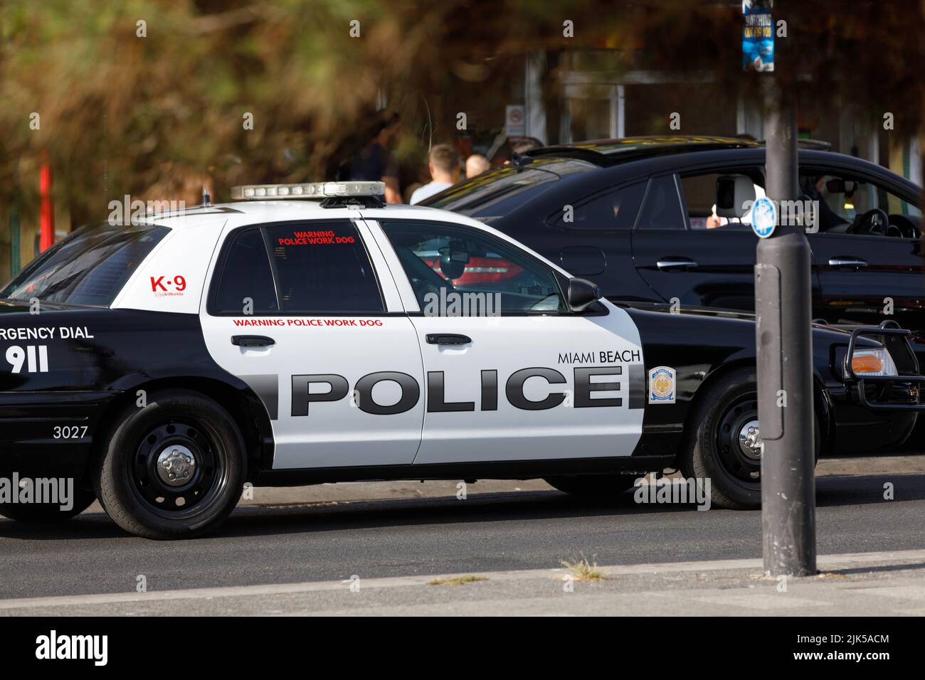 Ein alter Ford Crown Victoria K9 der Miami Beach Police auf einer englischen Straße Stockfoto