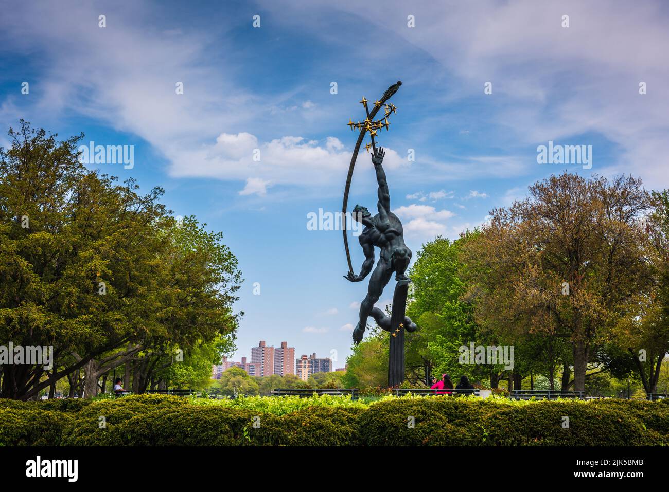 New York, NY/USA - 05-09-2016: Rocket Thrower, eine Bronzeskulptur aus dem Jahr 1963 des amerikanischen Bildhauers Donald De Lue, wurde für die Weltausstellung 1964 geschaffen. Stockfoto