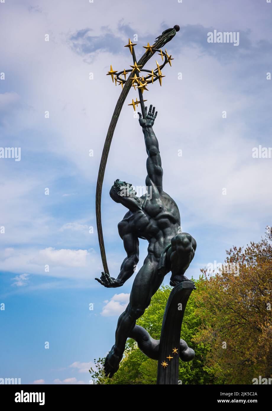 New York, NY/USA - 05-09-2016: Rocket Thrower, eine Bronzeskulptur aus dem Jahr 1963 des amerikanischen Bildhauers Donald De Lue, wurde für die Weltausstellung 1964 geschaffen. Stockfoto