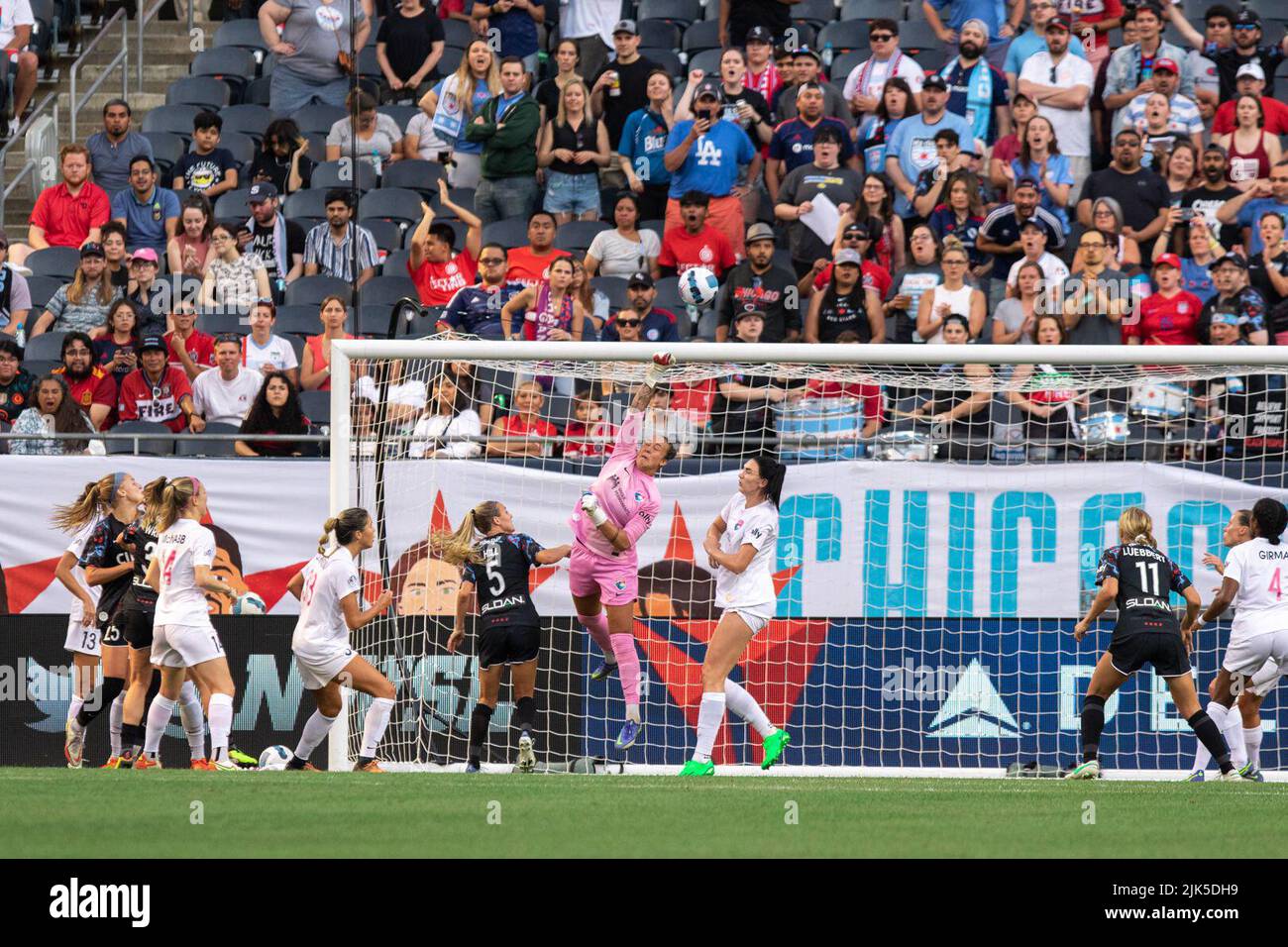 Kailen Sheridan (1 San Diego Wave FC) schlägt den Ball während des NWSL-Fußballspiels zwischen den Chicago Red Stars und dem San Diego Wave FC am Samstag, den 30. Juli 2022 im Soldier Field, Chicago USA, weg. (KEINE KOMMERZIELLE NUTZUNG). (Foto: Shaina Benhiyoun/Sports Press Photo/C - EINE STUNDE DEADLINE - NUR FTP AKTIVIEREN, WENN BILDER WENIGER ALS EINE STUNDE ALT sind - Alamy) Stockfoto