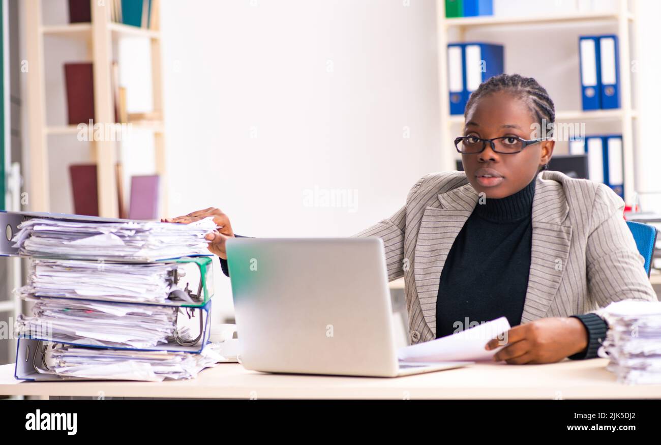 Schwarze weibliche Mitarbeiter mit übermäßiger Arbeit unzufrieden Stockfoto