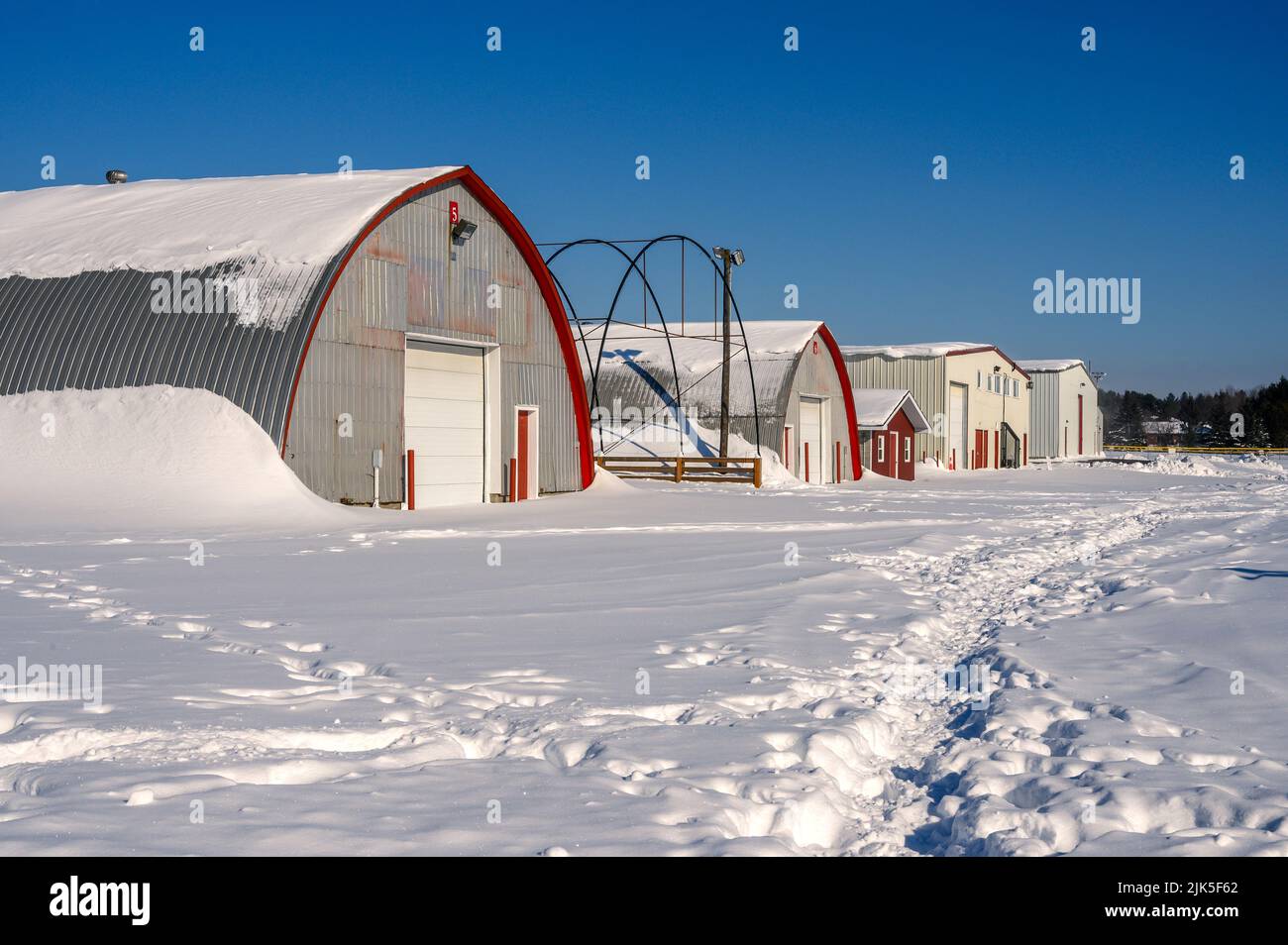 Der Zugang zu Industriegebäuden ist von frisch gefallener Schneedecke bedeckt. Stockfoto