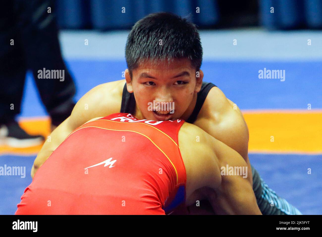 Bukarest, Rumänien. 30.. Juli 2022. Liu Minghu (TOP) aus China tritt beim internationalen Wrestling-Turnier in der Polivalenta Hall in Bukarest, der Hauptstadt Rumäniens, am 30. Juli 2022 beim Männer-Freestyle-Bronzemedaillenspiel 61kg mit Nikolai Ochlopkov aus Rumänien an. Quelle: Cristian Cristel/Xinhua/Alamy Live News Stockfoto