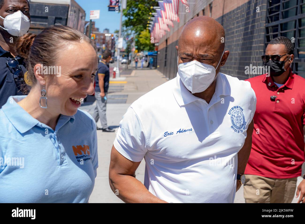 NEW YORK, NEW YORK – 30. JULI: Die Bürgermeisterin von New York wird von Adrienne Lever begrüßt, als sie am 30. Juli 2022 im New Yorker Stadtteil Elmhurst zu einer „Healthcare Week of Action Closeout“-Veranstaltung in NYC Health + Hospitals/Elmhurst kam. Die Healthcare Week of Action hilft New Yorkern, sich gemäß dem Affordable Care Act (auch bekannt als Obamacare) in eine Krankenversicherung einzuschreiben. Kredit: Ron Adar/Alamy Live Nachrichten Stockfoto